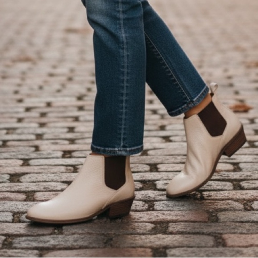 $368 Frye Carson Chelsea Ivory White Real Leather Low Heel Pull On Ankle Boot - Picture 1 of 13